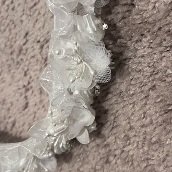 Elegant White Floral Headband with Bow - Picture 9 of 10